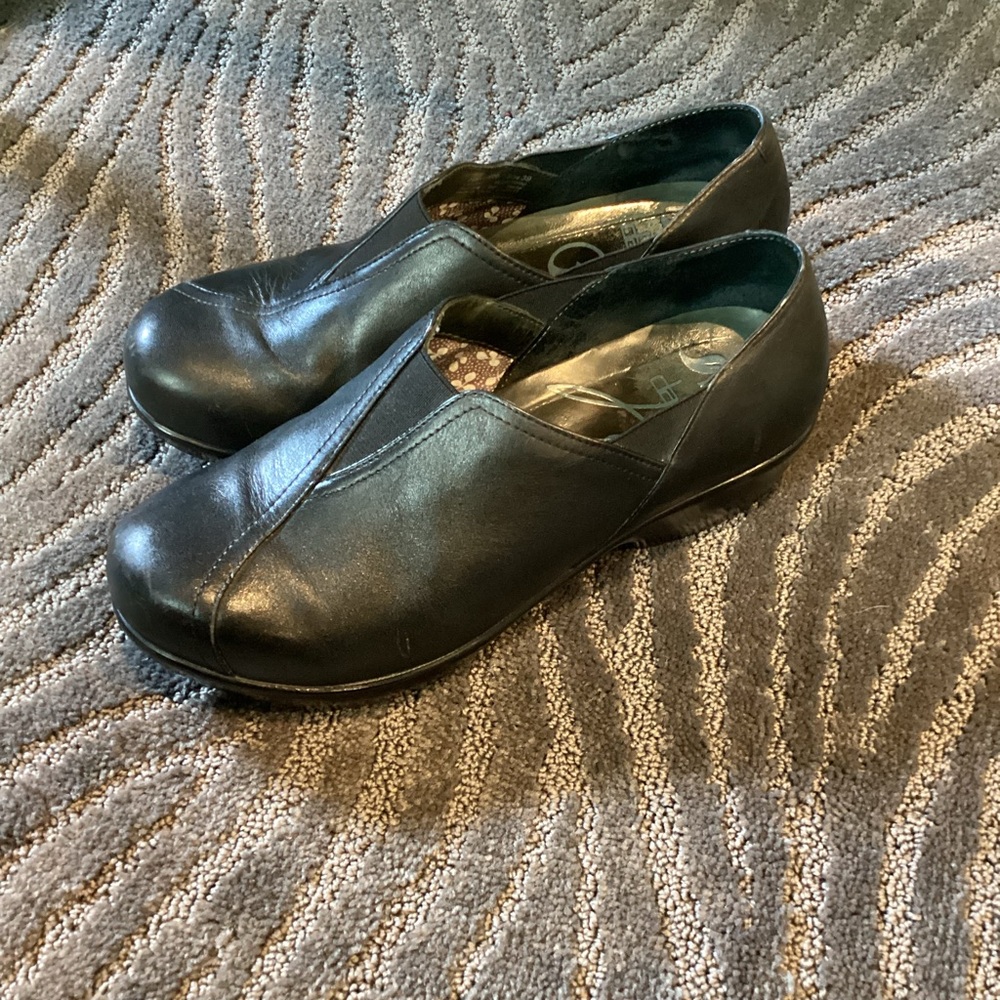 Dansko Classic black leather clogs EU 39. Comfortable rocker soles. VG to EUC